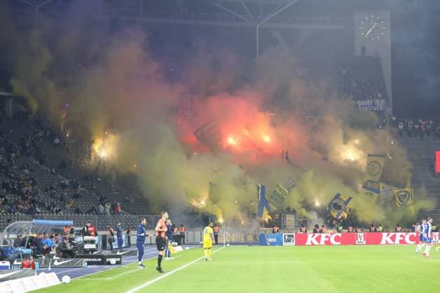 18 10 2024, xtgx, Soccer 2 Bundesliga, Hertha BSC Berlin Eintracht Braunschweig emspor, v l symbol photo, symbol image, fans, spectators, audience, smoke, fog, pyro, pyrotechnics DFL DFB REGULATIONS PROHIBIT ANY USE OF PHOTOGRAPHS as IMAGE SEQUENCES and or QUASI VIDEO Berlin