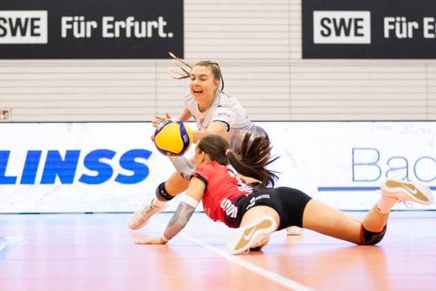 1 Volleyball Bundesliga Women Schwarz Weiss Erfurt vs USC Münster Erfurt 18 10 2024 Sina Siebert 7 Schwarz Weiss Erfurt at the back and Mia Anna Stauß 11 Schwarz Weiss Erfurt on the floor 1 Volleyball Bundesliga Women Schwarz Weiss Erfurt vs USC Münster Riethsporthalle Erfurt 18 10 2024 Copyright: xBEAUTIFULxSPORTS Duehringx