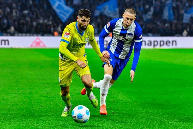 18 10 2024, xlakx, Fußball 2 Bundesliga, Hertha BSC Berlin Eintracht Braunschweig emspor, v l Fabio Kaufmann Eintracht Braunschweig 7 ,Palko Dardai Hertha BSC 20 ,Zweikampf, Duell, Kampf, tackle DFL DFB REGULATIONS PROHIBIT ANY USE OF PHOTOGRAPHS as IMAGE SEQUENCES and or QUASI VIDEO Daniel Lakomski Jan Huebner Berlin Daniel Lakomski