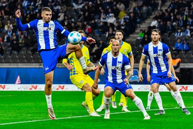 18 10 2024, xlakx, Soccer 2 Bundesliga, Hertha BSC Berlin Eintracht Braunschweig emspor, v l Marton Dardai Hertha BSC 31 ,Toni Leistner Hertha BSC 37 ,Pascal Klemens Hertha BSC 41 ,Zweikampf, Duell, Kampf, tackle DFL DFB REGULATIONS PROHIBIT ANY USE OF PHOTOGRAPHS as IMAGE SEQUENCES and or QUASI VIDEO Daniel Lakomski Jan Huebner Berlin Daniel Lakomski