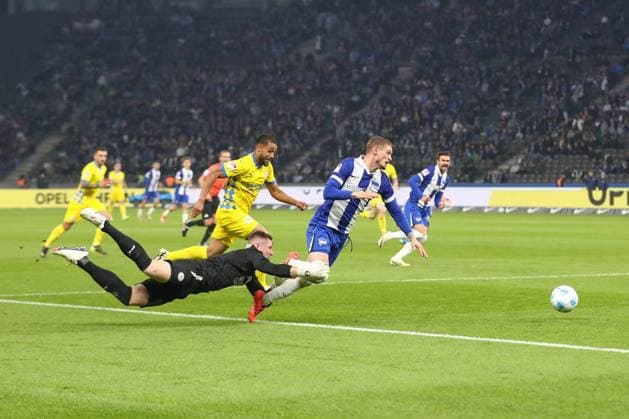 18 10 2024, xtgx, Soccer 2 Bundesliga, Hertha BSC Berlin Eintracht Braunschweig emspor, v l Michael Cuisance Hertha, 27 and Lennart Grill Braunschweig, 1 duel, duel, fight, tackle DFL DFB REGULATIONS PROHIBIT ANY USE OF PHOTOGRAPHS as IMAGE SEQUENCES and or QUASI VIDEO Berlin