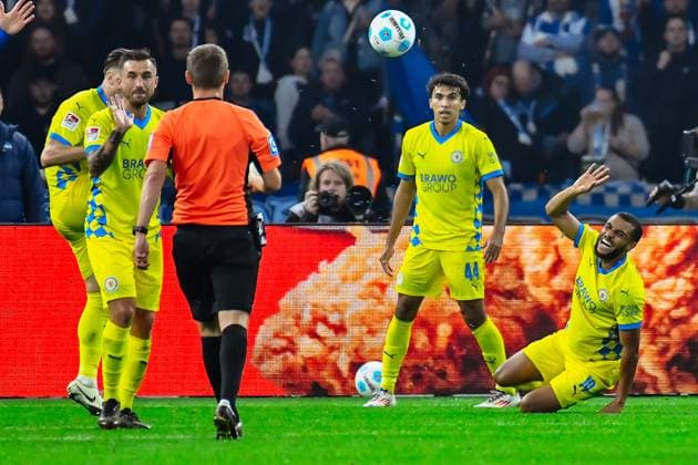 18 10 2024, xlakx, Fußball 2 Bundesliga, Hertha BSC Berlin Eintracht Braunschweig emspor, 4v l Leon Bell Bell Eintracht Braunschweig 19 ,verursacht Strafelmeter DFL DFB REGULATIONS PROHIBIT ANY USE OF PHOTOGRAPHS as IMAGE SEQUENCES and or QUASI VIDEO Daniel Lakomski Jan Huebner Berlin Daniel Lakomski