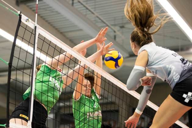 1 Volleyball Bundesliga Women Schwarz Weiss Erfurt vs USC Münster Erfurt 18 10 2024 Kira Thomsen 6 Schwarz Weiss Erfurt vs Mia Kirchhoff 15 USC Münster left and Marije ten Brinke 6 USC Münster right 1 Volleyball Bundesliga Women Schwarz Weiss Erfurt vs USC Münster Riethsporthalle Erfurt 18 10 2024 Copyright: xBEAUTIFULxSPORTS Duehringx