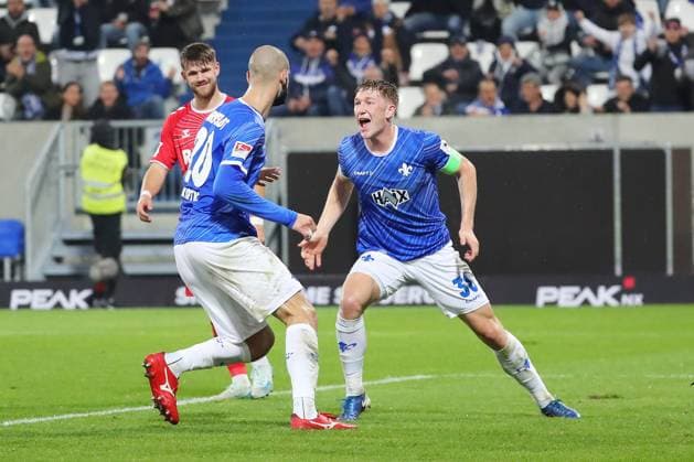 18 10 2024, xtvx, Fußball 2 Bundesliga, SV Darmstadt 98 1 FC Köln emspor, v l Goal scored, Tor zum 5 1 Aleksandar Vukotic SV Darmstadt 98 Torjubel, Goal celebration, celebrate the goal, celebrates scoring d2ß0 Clemens Riedel SV Darmstadt 98 DFL DFB REGULATIONS PROHIBIT ANY USE OF PHOTOGRAPHS as IMAGE SEQUENCES and or QUASI VIDEO Darmstadt