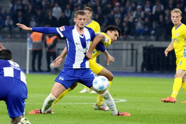 DEU, DFL, 2 FBL, Hertha BSC vs Braunschweig, 18 10 2024, Berliner Olympiastadion, Berlin, DEU, DFL, 2 FBL, Hertha BSC vs Braunschweig, im Bild Michael Cuisance Hertha BSC Berlin 27 , Johann Gomez Eintracht Braunschweig 44 DFL regulations prohibit any use of Photographs as image sequences and or quasi video Foto Juergen Engler nordphoto GmbH nordphotoxGmbHx xEngler nph00076