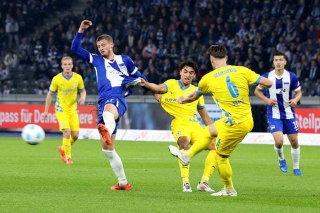 DEU, DFL, 2 FBL, Hertha BSC vs Braunschweig, 18 10 2024, Berliner Olympiastadion, Berlin, DEU, DFL, 2 FBL, Hertha BSC vs Braunschweig, im Bild Michael Cuisance Hertha BSC Berlin 27 , Johann Gomez Eintracht Braunschweig 44 , Ermin Bicakcic Eintracht Braunschweig 6 DFL regulations prohibit any use of Photographs as image sequences and or quasi video Foto Juergen Engler nordphoto GmbH nordphotoxGmbHx xEngler nph00076