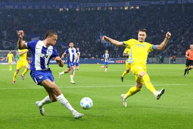 DEU, DFL, 2 FBL, Hertha BSC vs Braunschweig, 18 10 2024, Berliner Olympiastadion, Berlin, DEU, DFL, 2 FBL, Hertha BSC vs Braunschweig, im Bild Derry Scherhant Hertha BSC Berlin 39 , Ermin Bicakcic Eintracht Braunschweig 6 DFL regulations prohibit any use of Photographs as image sequences and or quasi video Foto Juergen Engler nordphoto GmbH nordphotoxGmbHx xEngler nph00076