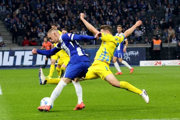 DEU, DFL, 2 FBL, Hertha BSC vs Braunschweig, 18 10 2024, Berliner Olympiastadion, Berlin, DEU, DFL, 2 FBL, Hertha BSC vs Braunschweig, in the picture Palko Dardai Hertha BSC Berlin 20 , Paul Jaeckel Eintracht Braunschweig 3 DFL regulations prohibit any use of Photographs as image sequences and or quasi video Foto Juergen Engler nordphoto GmbH nordphotoxGmbHx xEngler nph00076