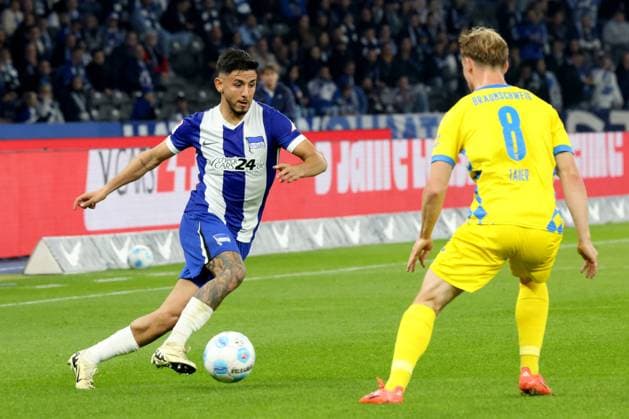 DEU, DFL, 2 FBL, Hertha BSC vs Braunschweig, 18 10 2024, Berliner Olympiastadion, Berlin, DEU, DFL, 2 FBL, Hertha BSC vs Braunschweig, im Bild Kevin Sessa Hertha BSC Berlin 8 , Niklas Tauer Eintracht Braunschweig 8 DFL regulations prohibit any use of Photographs as image sequences and or quasi video Foto Juergen Engler nordphoto GmbH nordphotoxGmbHx xEngler nph00076