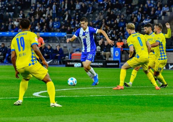 Soccer 2 Bundesliga, Hertha BSC Berlin Eintracht Braunschweig 18 10 2024, xdanx, Soccer 2 Bundesliga, Hertha BSC Berlin Eintracht Braunschweig v l Leon Bell Bell Eintracht Braunschweig 19 ,Ibrahim Maza Hertha BSC 10 on the ball,Niklas Tauer Eintracht Braunschweig 8 ,Robin Krauße Eintracht Braunschweig 39 ,Fabio Kaufmann Eintracht Braunschweig 7 ,duel, duel, fight, tackle DFL DFB REGULATIONS PROHIBIT ANY USE OF PHOTOGRAPHS as IMAGE SEQUENCES and or QUASI VIDEO Daniel Lakomski Mix1 Berlin Olympiastadion Berlin Berlin Germany EN Copyright: xDanielxLakomskix