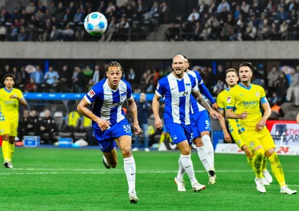Soccer 2 Bundesliga, Hertha BSC Berlin Eintracht Braunschweig 18 10 2024, xdanx, Soccer 2 Bundesliga, Hertha BSC Berlin Eintracht Braunschweig v l Derry Scherhant Hertha BSC Berlin 39 ,Toni Leistner Hertha BSC 37 ,Ermin Bicakcic Eintracht Braunschweig 6 DFL DFB REGULATIONS PROHIBIT ANY USE OF PHOTOGRAPHS as IMAGE SEQUENCES and or QUASI VIDEO Daniel Lakomski Mix1 Berlin Olympiastadion Berlin Berlin Germany EN Copyright: xDanielxLakomskix