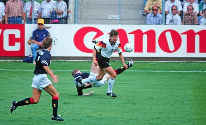 15.06.92 Deutschland - Schottland Schweden, Nörrköping, 15.06.1992, Fussball, EM 1992 in Schweden, Deutschland - Schottland (2:0): v.l. Steward McKimmie (Schottland), Andreas Möller (Deutschland). *** 15 06 92 Germany Scotland Sweden, Nörrköping, 15 06 1992, Football, European Championship 1992 in Sweden, Germany Scotland 2 0 v l Steward McKimmie Scotland , Andreas Möller Germany
