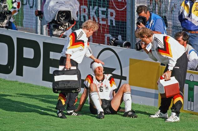 15.06.92 Deutschland - Schottland Schweden, Nörrköping, 15.06.1992, Fussball, EM 1992 in Schweden, Deutschland - Schottland (2:0): Guido Buchwald (Deutschland); Verletzung Platzwunde Kopf Blut. *** 15 06 92 Germany Scotland Sweden, Nörrköping, 15 06 1992, Football, European Championship 1992 in Sweden, Germany Scotland 2 0 Guido Buchwald Germany Injury laceration head blood