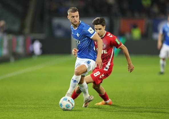 18 10 2024, xdcx, Soccer 2 Bundesliga, SV Darmstadt 98 1 FC Köln, emonline, emspor, despor, v l , Fabian Nürnberger SV Darmstadt 98 , Denis Huseinbasic 1 FC Köln DFL DFB REGULATIONS PROHIBIT ANY USE OF PHOTOGRAPHS AS IMAGE SEQUENCES AND OR QUASI VIDEO Copyright: HMBxMedia Claus