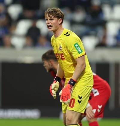 18 10 2024, xdcx, Soccer 2 Bundesliga, SV Darmstadt 98 1 FC Köln, emonline, emspor, despor, v l , Goalkeeper Jonas Urbig 1 FC Köln gives instructions, gesticulates, gesticulate with arms gives instructions, gesticulate DFL DFB REGULATIONS PROHIBIT ANY USE OF PHOTOGRAPHS AS IMAGE SEQUENCES AND OR QUASI VIDEO Copyright: HMBxMedia Claus