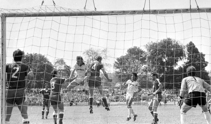 05.06.82 SSV Ulm 1846 - FC Augsburg Deutschland, Ulm, 05.06.1982, Fussball, Aufstiegsrunde 2. Bundesliga, SSV Ulm 1846 - FC Augsburg (2:0): v.l. Claus Brandmair (FC Augsburg), Bernd Krech (SSV Ulm 1846), Gerhard Brauer (FC Augsburg), Dieter Kohnle (SSV Ulm 1846), Gerhard Foerschner, Albert Zettler (beide FC Augsburg). *** 05 06 82 SSV Ulm 1846 FC Augsburg Germany, Ulm, 05 06 1982, Soccer, Promotion round 2 Bundesliga, SSV Ulm 1846 FC Augsburg 2 0 f l Claus Brandmair FC Augsburg , Bernd Krech SSV Ulm 1846 , Gerhard Brauer FC Augsburg , Dieter Kohnle SSV Ulm 1846 , Gerhard Foerschner, Albert Zettler both FC Augsburg