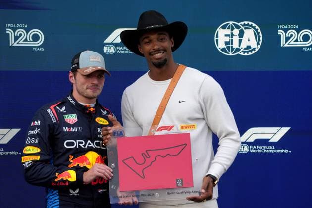 18 10 2024, Circuit of The Americas, Austin, FORMULA 1 PIRELLI UNITED STATES GRAND PRIX 2024 ,in the picture decathlete Leo Neugebauer presents Max Verstappen NLD , Oracle Red Bull Racing with the trophy for the pole position in the sprint race Photo by Hasan Bratic DeFodi Images not used in POL SRB CRO FRA GBR NED ITA USA Defodi 506 20241018 hbr 6853 Defodi-506 not used in POL SRB CRO FRA GBR NED ITA USA