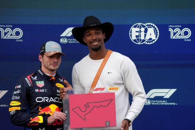 18 10 2024, Circuit of The Americas, Austin, FORMULA 1 PIRELLI UNITED STATES GRAND PRIX 2024 ,in the picture decathlete Leo Neugebauer presents Max Verstappen NLD , Oracle Red Bull Racing with the trophy for the pole position in the sprint race Photo by Hasan Bratic DeFodi Images not used in POL SRB CRO FRA GBR NED ITA USA Defodi 506 20241018 hbr 6859 Defodi-506 not used in POL SRB CRO FRA GBR NED ITA USA
