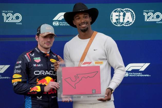 18 10 2024, Circuit of The Americas, Austin, FORMULA 1 PIRELLI UNITED STATES GRAND PRIX 2024 ,in the picture decathlete Leo Neugebauer presents Max Verstappen NLD , Oracle Red Bull Racing with the trophy for the pole position in the sprint race Photo by Hasan Bratic DeFodi Images not used in POL SRB CRO FRA GBR NED ITA USA Defodi 506 20241018 hbr 6867 Defodi-506 not used in POL SRB CRO FRA GBR NED ITA USA