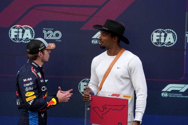 18 10 2024, Circuit of The Americas, Austin, FORMULA 1 PIRELLI UNITED STATES GRAND PRIX 2024 ,in the picture decathlete Leo Neugebauer presents Max Verstappen NLD , Oracle Red Bull Racing with the trophy for the pole position in the sprint race Photo by Hasan Bratic DeFodi Images not used in POL SRB CRO FRA GBR NED ITA USA Defodi 506 20241018 hbr 6927 Defodi-506 not used in POL SRB CRO FRA GBR NED ITA USA