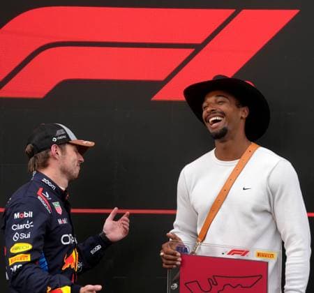 18 10 2024, Circuit of The Americas, Austin, FORMULA 1 PIRELLI UNITED STATES GRAND PRIX 2024 ,in the picture decathlete Leo Neugebauer presents Max Verstappen NLD , Oracle Red Bull Racing with the trophy for the pole position in the sprint race Photo by Hasan Bratic DeFodi Images not used in POL SRB CRO FRA GBR NED ITA USA Defodi 506 20241018 hbr 6935 Defodi-506 not used in POL SRB CRO FRA GBR NED ITA USA