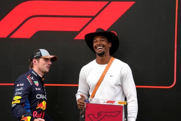 18 10 2024, Circuit of The Americas, Austin, FORMULA 1 PIRELLI UNITED STATES GRAND PRIX 2024 ,in the picture decathlete Leo Neugebauer presents Max Verstappen NLD , Oracle Red Bull Racing with the trophy for the pole position in the sprint race Photo by Hasan Bratic DeFodi Images not used in POL SRB CRO FRA GBR NED ITA USA Defodi 506 20241018 hbr 6938 Defodi-506 not used in POL SRB CRO FRA GBR NED ITA USA