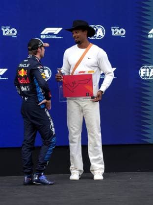 FORMULA 1 PIRELLI UNITED STATES GRAND PRIX 2024 18 10 2024, Circuit of The Americas, Austin, FORMULA 1 PIRELLI UNITED STATES GRAND PRIX 2024 ,pictured decathlete Leo Neugebauer presents Max Verstappen NLD , Oracle Red Bull Racing with the trophy for the pole position in the sprint race nordphotoxGmbHx xBratic nph00250