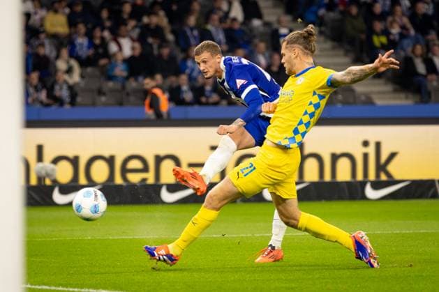 Hertha Berlin v Eintracht Braunschweig, 2 Bundesliga football, Berlin, Germany Berlin, Germany. 18th, October 2024. Michael Cuisance (27) of Hertha Berlin and Kevin Ehlers (21) of Eintracht Braunschweig seen during the 2. Bundesliga match between Hertha Berlin and Eintracht Braunschweig at Olympiastadion in Berlin. Germany, Berlin  Copyright: xGonzalesxPhoto InakixEsnaolax