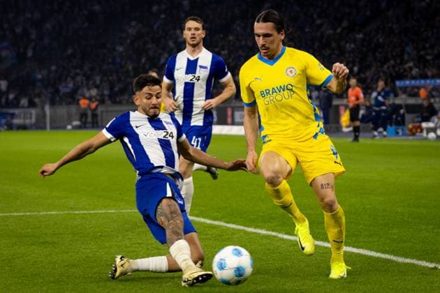 Hertha Berlin v Eintracht Braunschweig, 2 Bundesliga football, Berlin, Germany Berlin, Germany. 18th, October 2024. Rayan Philippe (9) of Eintracht Braunschweig and Kevin Sessa (8) of Hertha Berlin seen during the 2. Bundesliga match between Hertha Berlin and Eintracht Braunschweig at Olympiastadion in Berlin. Germany, Berlin  Copyright: xGonzalesxPhoto InakixEsnaolax
