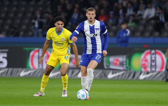 Michael Cuisance on the ball, behind him Johan Gomez Sport Football Soccer DFL 2 Bundesliga Men 9 Matchday Season 2024 2025 18 10 2024 Hertha BSC Berlin vs Eintracht Braunschweig BTSV DFL regulations prohibit any use of photographs as image sequences and or quasi video