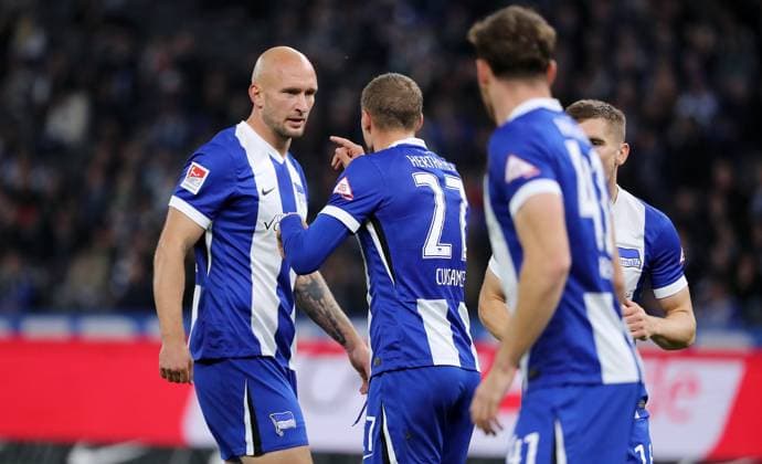 Michael Cuisance talks to Toni Leistner Action upper body Sport Football Soccer DFL 2 Bundesliga Men 9 Matchday Season 2024 2025 18 10 2024 Hertha BSC Berlin vs Eintracht Braunschweig BTSV DFL regulations prohibit any use of photographs as image sequences and or quasi video