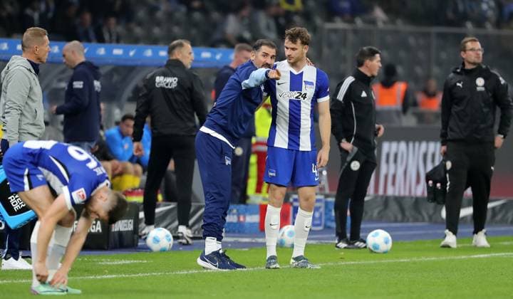 Coach Cristian Fiel talks to Pascal Klemens Sport Soccer Football DFL 2 Bundesliga Men 9 Matchday Season 2024 2025 18 10 2024 Hertha BSC Berlin vs Eintracht Braunschweig BTSV DFL regulations prohibit any use of photographs as image sequences and or quasi video