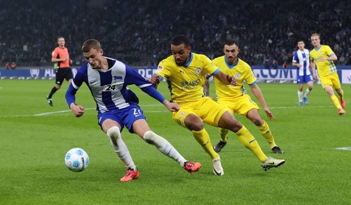 Michael Cuisance, Leon Bell Bell, Robin Krauße duel Match scene Action Sport Soccer Football DFL 2 Bundesliga Men 9 Matchday Season 2024 2025 18 10 2024 Hertha BSC Berlin vs Eintracht Braunschweig BTSV DFL regulations prohibit any use of photographs as image sequences and or quasi video
