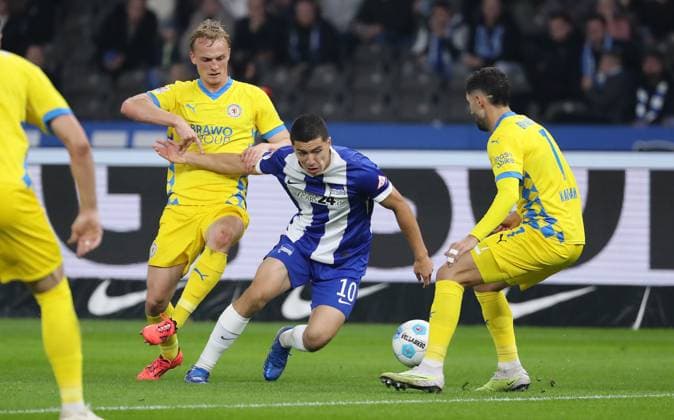 Niklas Tauer, Ibrahim Maza, Fabio Kaufmann duel Match scene Action Sport Soccer Football DFL 2 Bundesliga Men 9 Matchday Season 2024 2025 18 10 2024 Hertha BSC Berlin vs Eintracht Braunschweig BTSV DFL regulations prohibit any use of photographs as image sequences and or quasi video