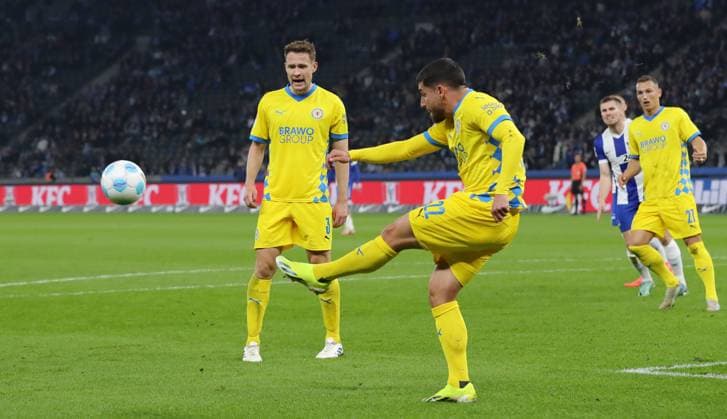 Paul Jaeckel, Fabio Di Michele Sanchez on the ball Sport Football Soccer DFL 2 Bundesliga Men 9 Matchday Season 2024 2025 18 10 2024 Hertha BSC Berlin vs Eintracht Braunschweig BTSV DFL regulations prohibit any use of photographs as image sequences and or quasi video