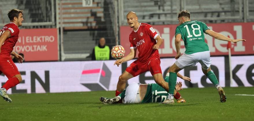 Alem Japaur center, Würzburg in duel with Kevin Fery on the ground, No. 15 and Luca Trslic both Schweinfurt Football, Regionalliga Bayern, Saisn 2024 25, FC Würzburger Kickers 1 FC Schweinfurt 05 1 0 0 0 , 18 101 2024, Arkon Arena, Stadion am Dallenberg, Würzburg