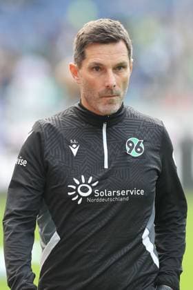 19 10 2024, xtgx, Fußball 2 Bundesliga, Hannover 96 FC Schalke 04 emspor, v l Stefan Leitl Hannover, Trainer DFL DFB REGULATIONS PROHIBIT ANY USE OF PHOTOGRAPHS as IMAGE SEQUENCES and or QUASI VIDEO Hannover