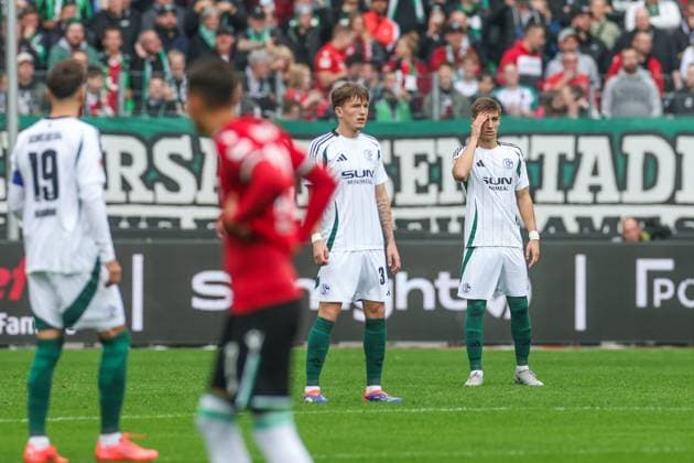 19 10 2024, Football, Season 2024 2025, 2 Bundesliga, Matchday 9, Hannover 96 FC Schalke 04, f l Max Grüger FC Schalke 04 , Felipe Sanchez FC Schalke 04 Hannover Heinz von Heiden Arena Niedersachsen Germany xRHR PHOTO TRx Copyright: TimxRehbein RHR-FOTOx RHR-FOTO TR
