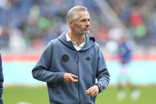19 10 2024, xtgx, Soccer 2 Bundesliga, Hannover 96 FC Schalke 04 emspor, v l Kees van Wonderen Schalke, Trainer DFL DFB REGULATIONS PROHIBIT ANY USE OF PHOTOGRAPHS as IMAGE SEQUENCES and or QUASI VIDEO Hannover