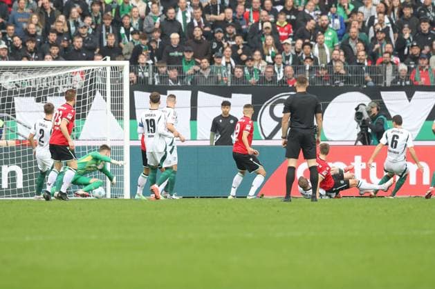 19 10 2024, xtgx, Soccer 2 Bundesliga, Hannover 96 FC Schalke 04 emspor, v l Goal for 1 0 by Fabian Kunze Hannover, 6 DFL DFB REGULATIONS PROHIBIT ANY USE OF PHOTOGRAPHS as IMAGE SEQUENCES and or QUASI VIDEO Hannover