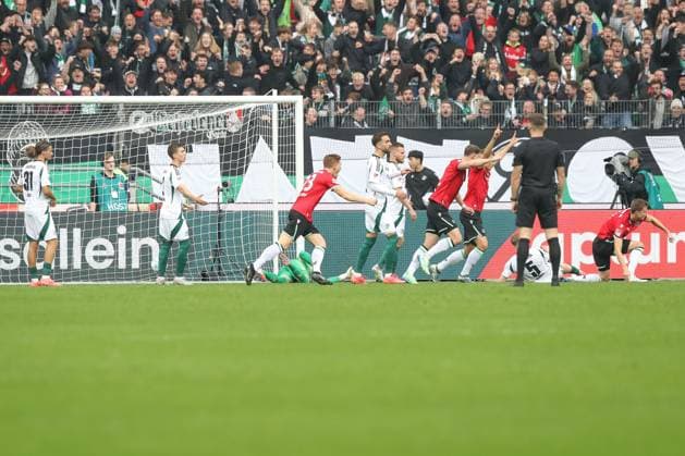 19 10 2024, xtgx, Soccer 2 Bundesliga, Hannover 96 FC Schalke 04 emspor, v l jubilation after the 1 0 by Fabian Kunze Hannover, 6 DFL DFB REGULATIONS PROHIBIT ANY USE OF PHOTOGRAPHS as IMAGE SEQUENCES and or QUASI VIDEO Hannover