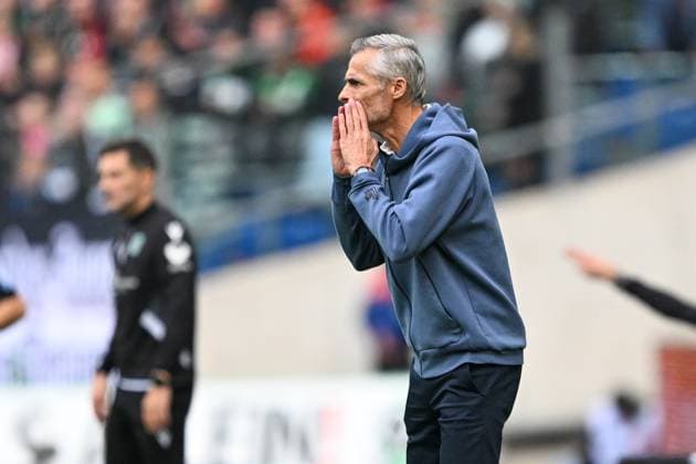2 Bundesliga Hannover 06 FC Schalke 04 on 19 10 2024 at the HDI Arena in Hannover Coach Kees van Wonderen Schalke dissatisfied, disappointed, disappointed, dejected MT