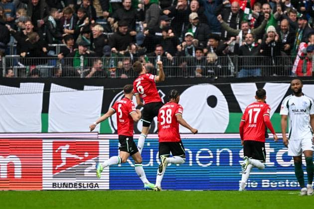 2 Bundesliga Hannover 06 FC Schalke 04 on 19 10 2024 at the HDI Arena in Hannover Cheering, goal celebration, goal scorer, goal scorer Fabian Kunze Hannover 96 cheers after his goal for 1 0 MT