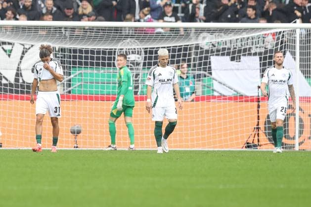 19 10 2024, xtgx, Fußball 2 Bundesliga, Hannover 96 FC Schalke 04 emspor, v l Taylan Bulut Schalke, 31 enttaeuscht, schaut enttaeuscht, niedergeschlagen, disappointed DFL DFB REGULATIONS PROHIBIT ANY USE OF PHOTOGRAPHS as IMAGE SEQUENCES and or QUASI VIDEO Hannover
