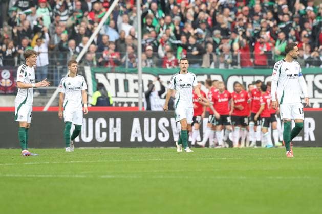 19 10 2024, xtgx, Fußball 2 Bundesliga, Hannover 96 FC Schalke 04 emspor, v l Schalke um Ron Schallenber Schalke, 6 enttaeuscht, schaut enttaeuscht, niedergeschlagen, disappointed DFL DFB REGULATIONS PROHIBIT ANY USE OF PHOTOGRAPHS as IMAGE SEQUENCES and or QUASI VIDEO Hannover
