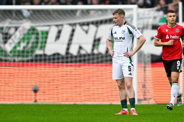 2 Bundesliga Hannover 06 FC Schalke 04 on 19 10 2024 at the HDI Arena in Hannover Derry Murkin Schalke dissatisfied, disappointed, disappointed, dejected MT