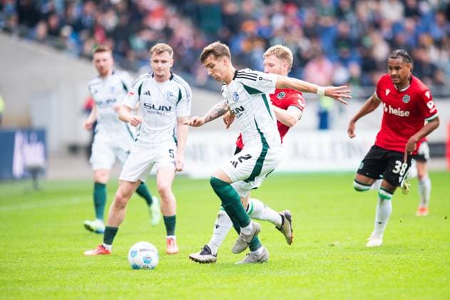 19 10 2024 Soccer, 2024 2025, 2 Bundesliga, 9 Matchday, Hannover 96 FC Schalke 04 L R Felipe Sanchez Schalke , Andreas Voglsammer Hannover DFL REGULATIONS PROHIBIT ANY USE OF PHOTOGRAPHS AS IMAGE SEQUENCES AND OR QUASI VIDEO