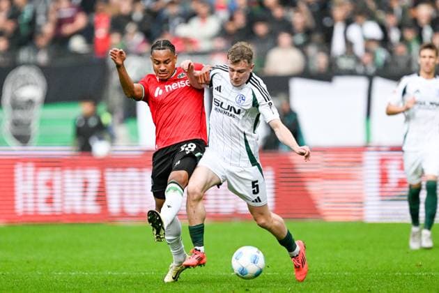 2 Bundesliga Hannover 06 FC Schalke 04 on 19 10 2024 at the HDI Arena in Hannover Monju Thaddaeus Momuluh Hannover 96 in a duel against Derry Murkin Schalke MT
