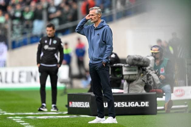 2 Bundesliga Hannover 06 FC Schalke 04 on 19 10 2024 at the HDI Arena in Hannover Coach Kees van Wonderen Schalke dissatisfied, disappointed, disappointed, dejected MT