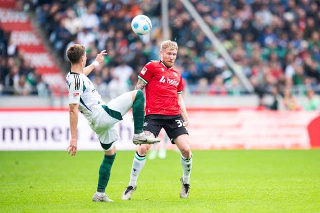 19 10 2024 Soccer, 2024 2025, 2 Bundesliga, 9 Matchday, Hannover 96 FC Schalke 04 L R Felipe Sanchez Schalke , Andreas Voglsammer Hannover DFL REGULATIONS PROHIBIT ANY USE OF PHOTOGRAPHS AS IMAGE SEQUENCES AND OR QUASI VIDEO